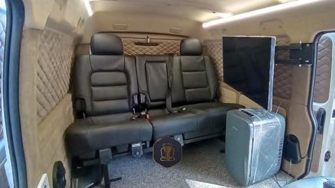 نصب صندلی، یخچال و تلویزیون روی ون اینرودز